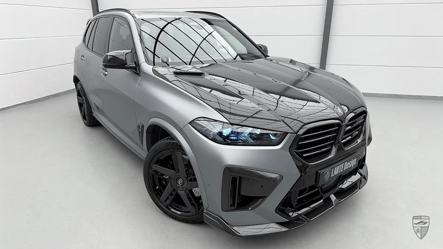 BMW X5M Frontansicht mit Bodykit von Larte Design im Straßenumfeld