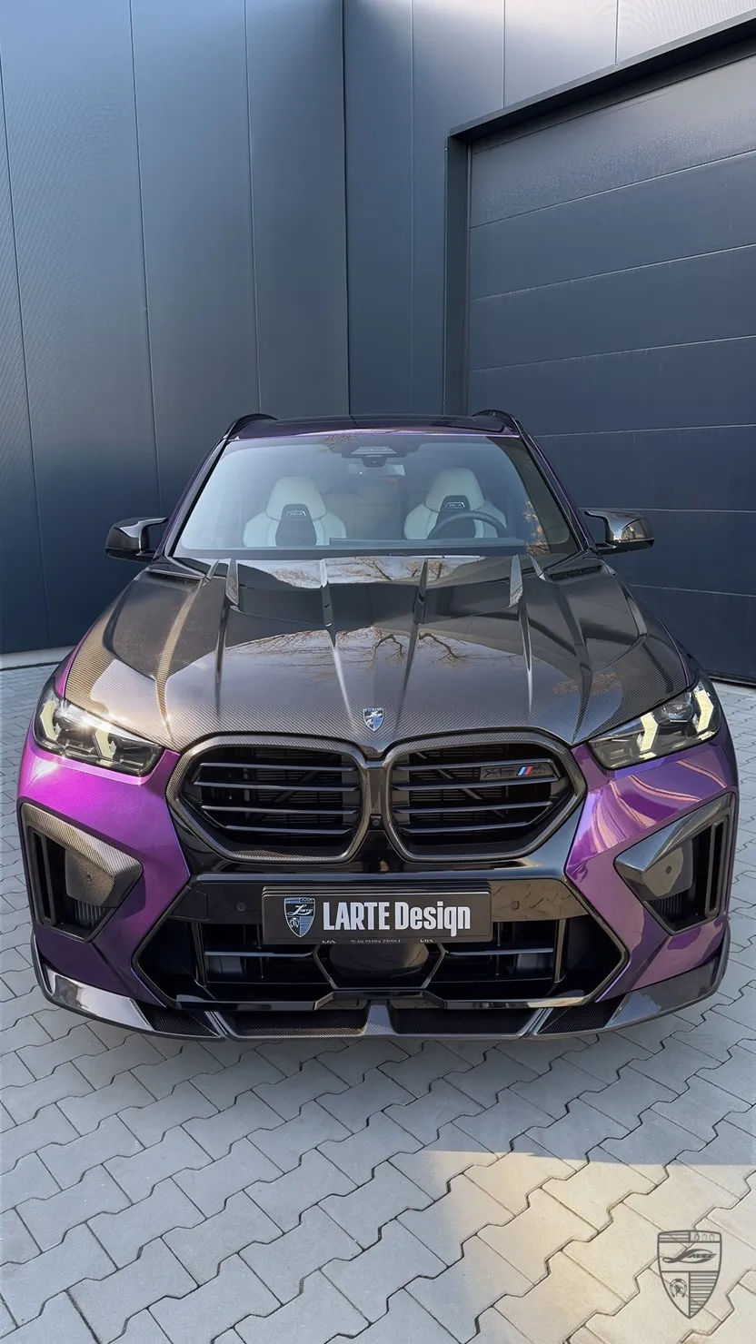 Schwarzer BMW X5M F95 Facelift in Frontansicht mit violetten Akzenten und Custom Styling