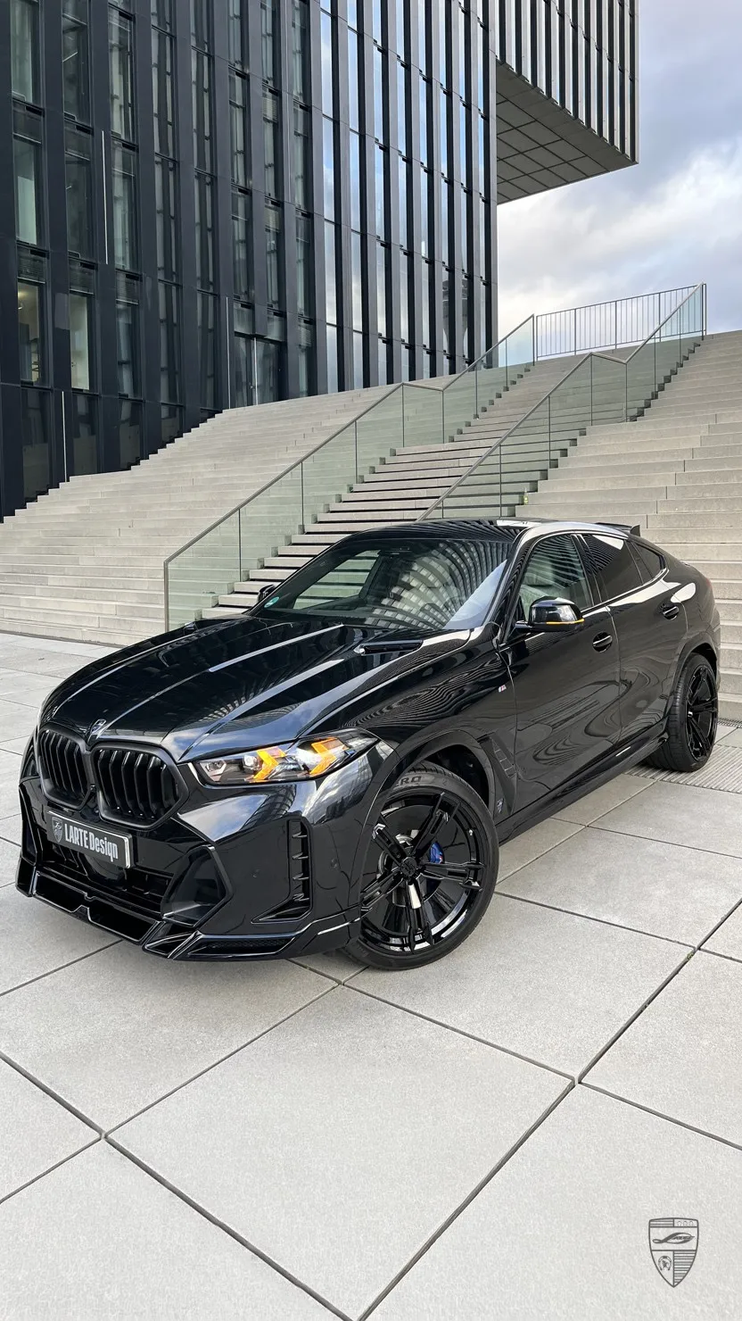 Schwarzer BMW X6 Frontansicht schräg mit Bodykit von Larte Design