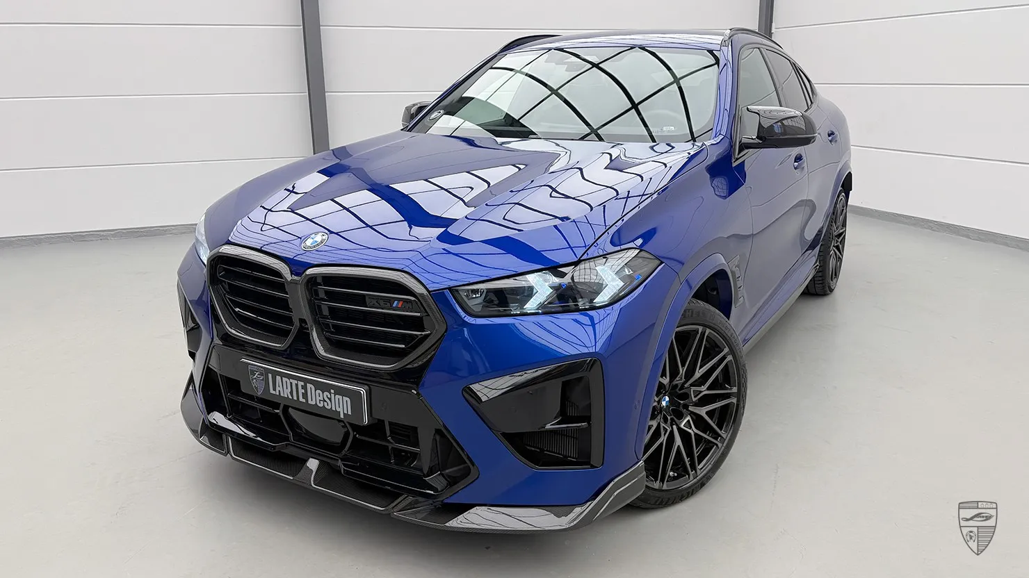 Blauer BMW X6M Frontansicht mit Carbon-Bodykit von Larte Design