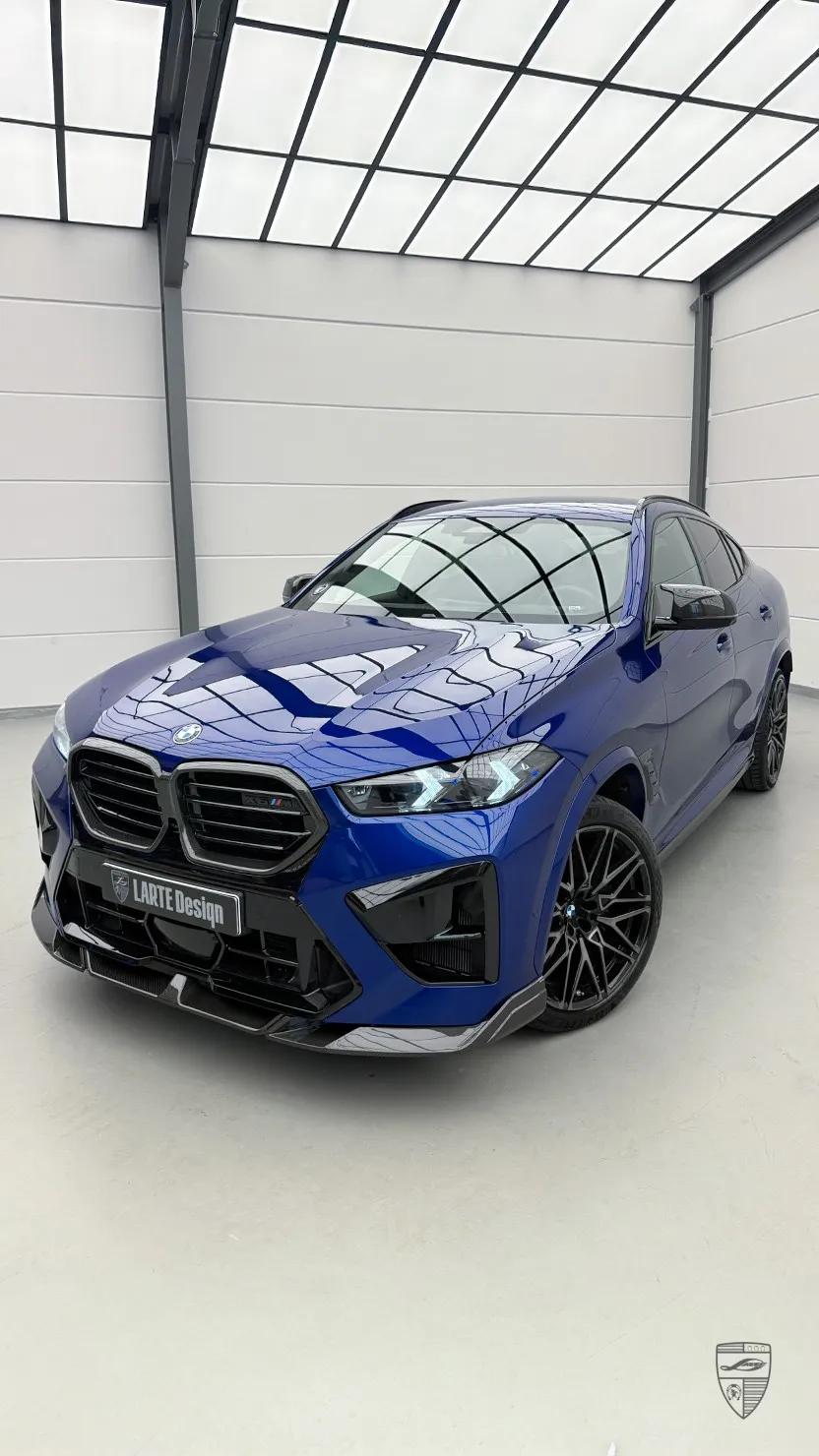 Blauer BMW X6M Frontansicht mit Carbon-Bodykit von Larte Design