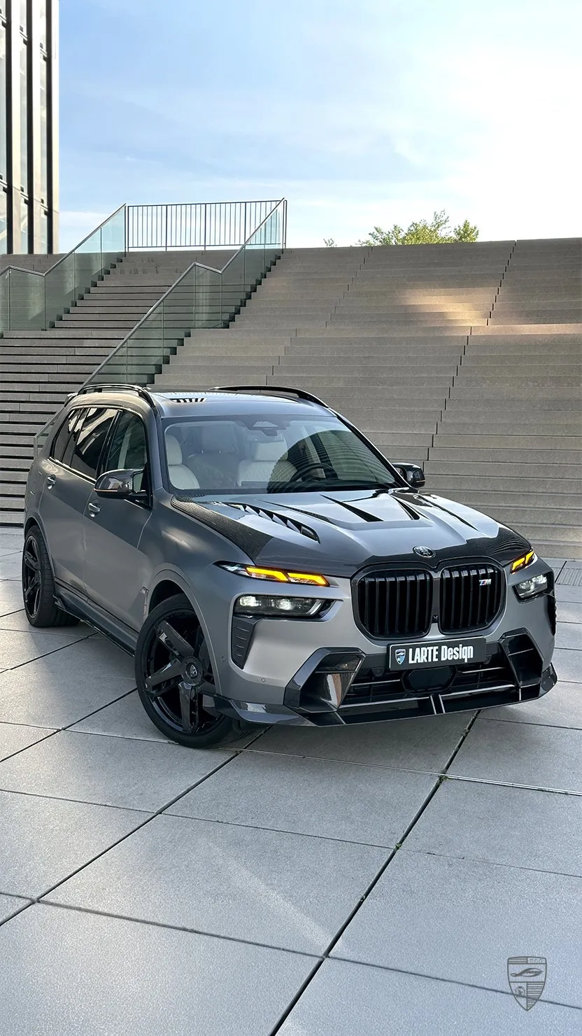 BMW X7 Frontansicht mit Bodykit von Larte Design im urbanen Umfeld