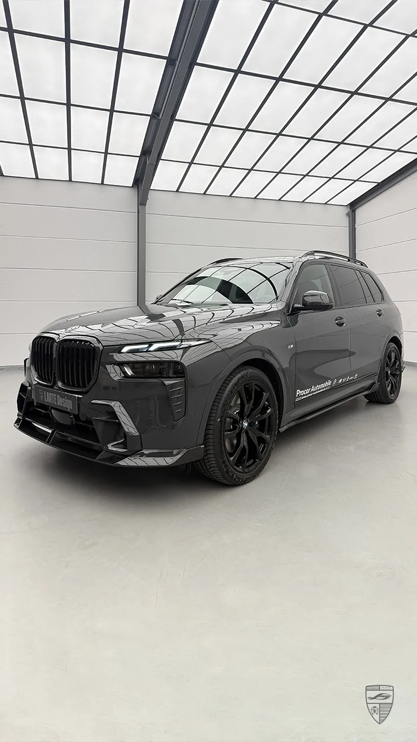 BMW X7 Frontansicht mit Bodykit von Larte Design im Studio