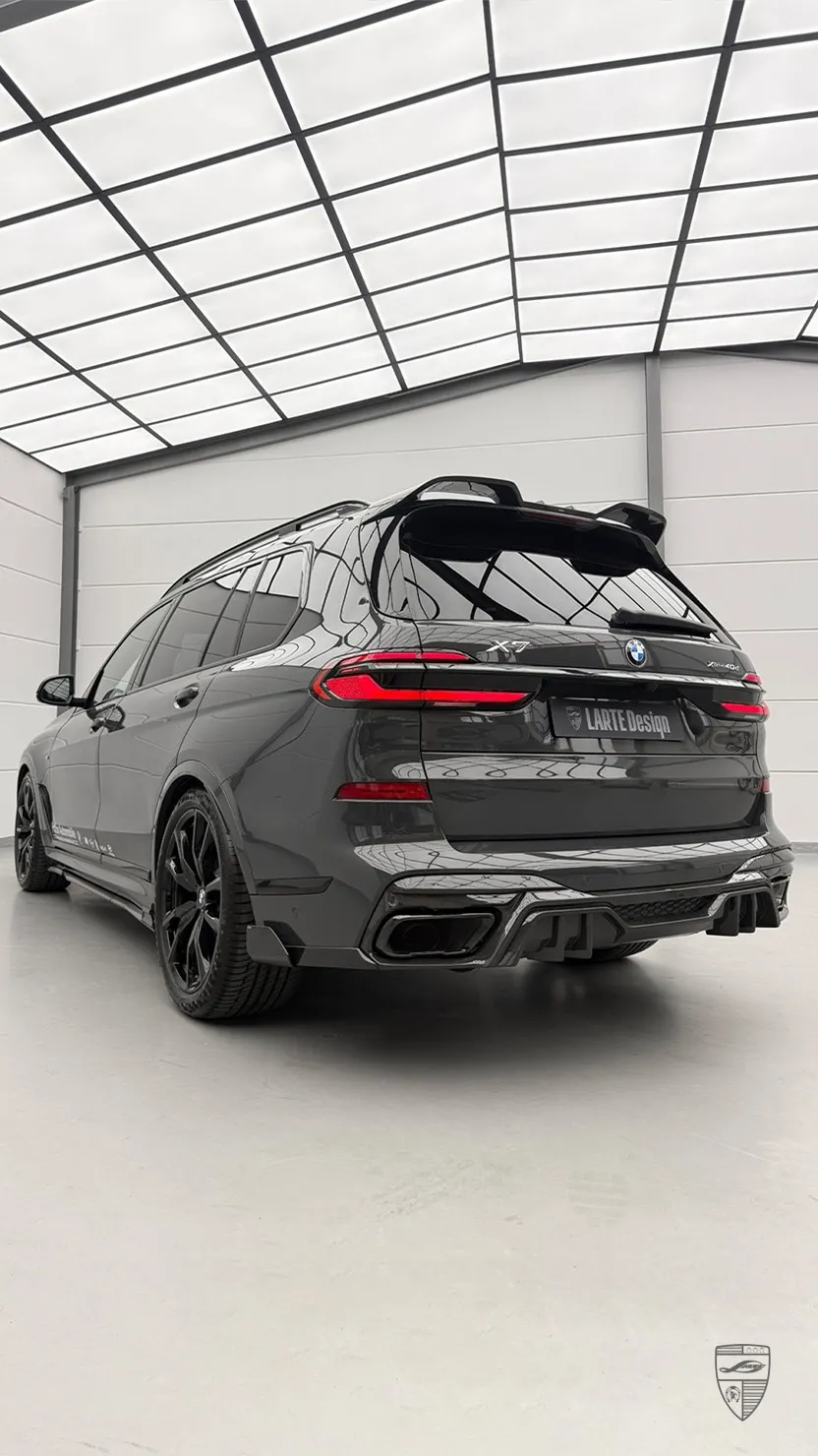 BMW X7 Heckansicht mit Bodykit von Larte Design im Studio