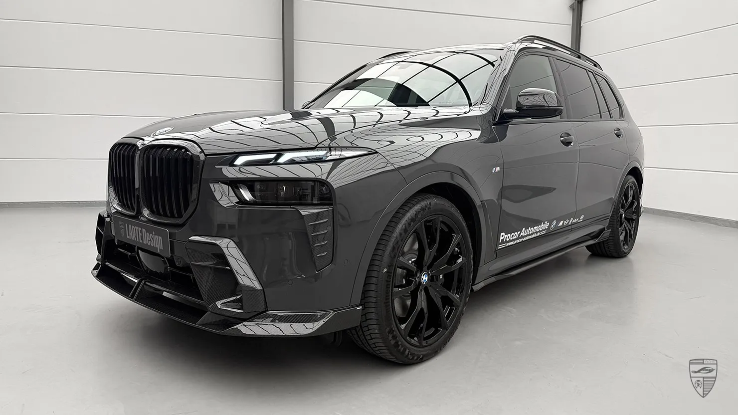 BMW X7 Frontansicht mit luxuriösem Bodykit von Larte Design im Studio