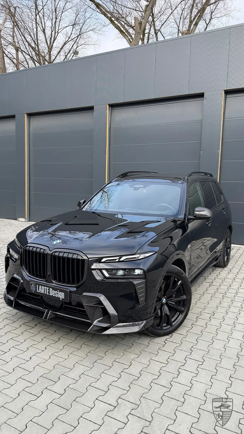 BMW X7 M60i in Schwarz mit Custom Exterieur Design und Carbon Elementen