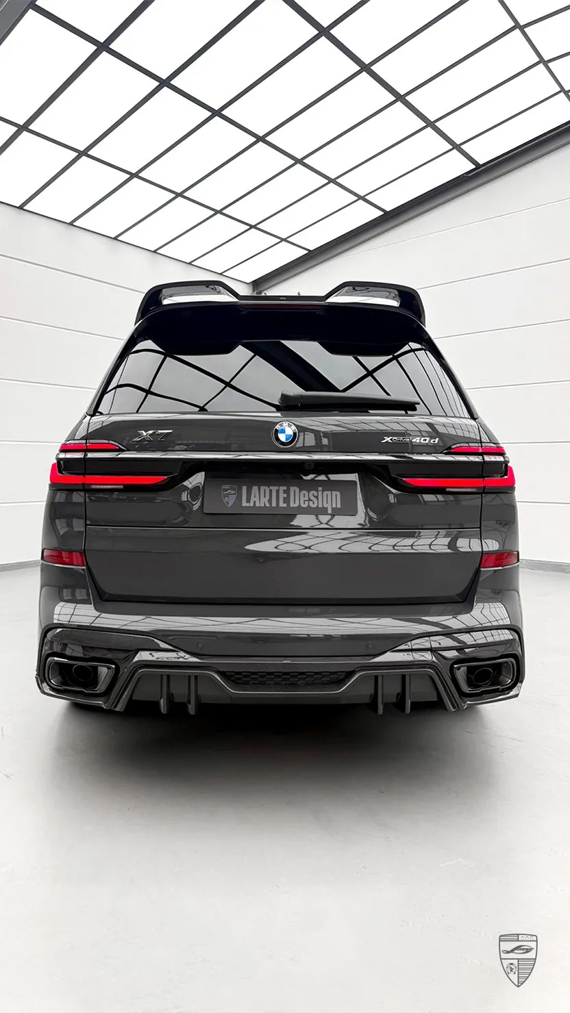 BMW X7 Heckansicht mit Bodykit von Larte Design im Studio