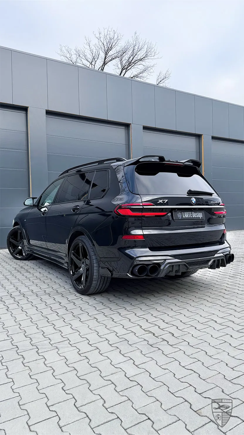 BMW X7 Heckansicht mit modernem Exterieur und Premium SUV Design