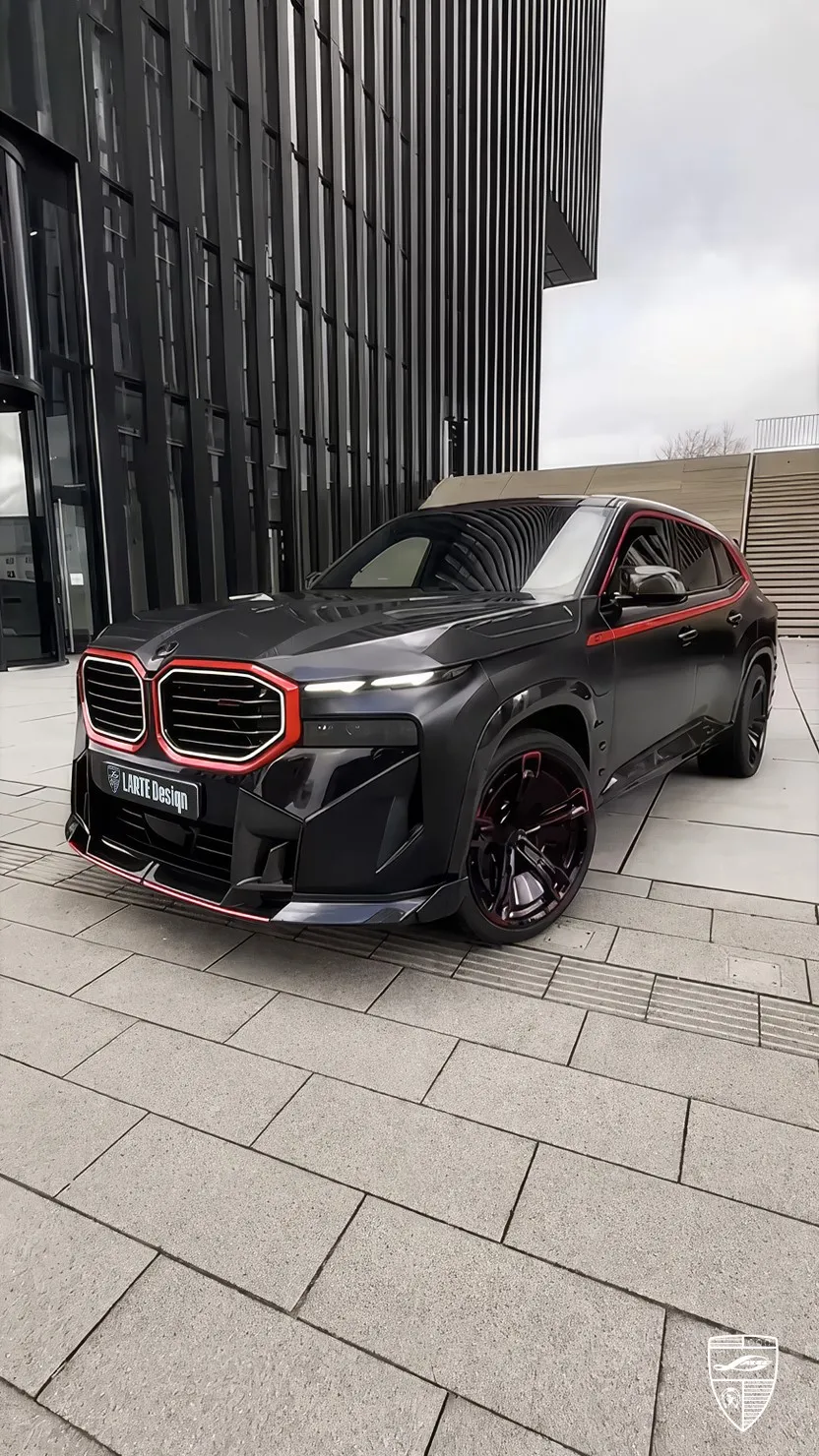 BMW XM in Schwarz Matt mit roten Akzenten und aggressivem Custom Exterieur Styling