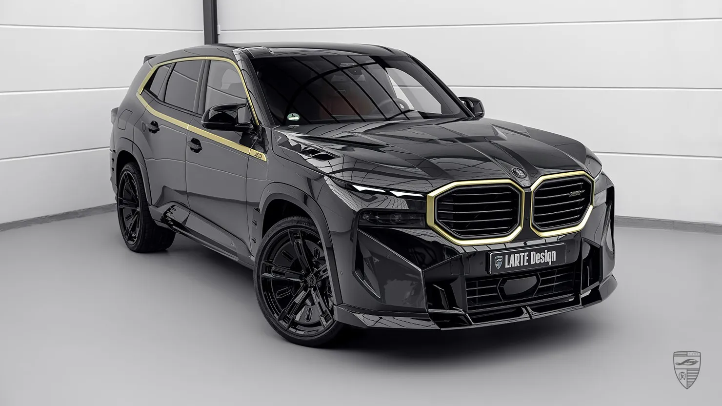BMW XM Frontansicht mit markantem Bodykit-Design von Larte Design
