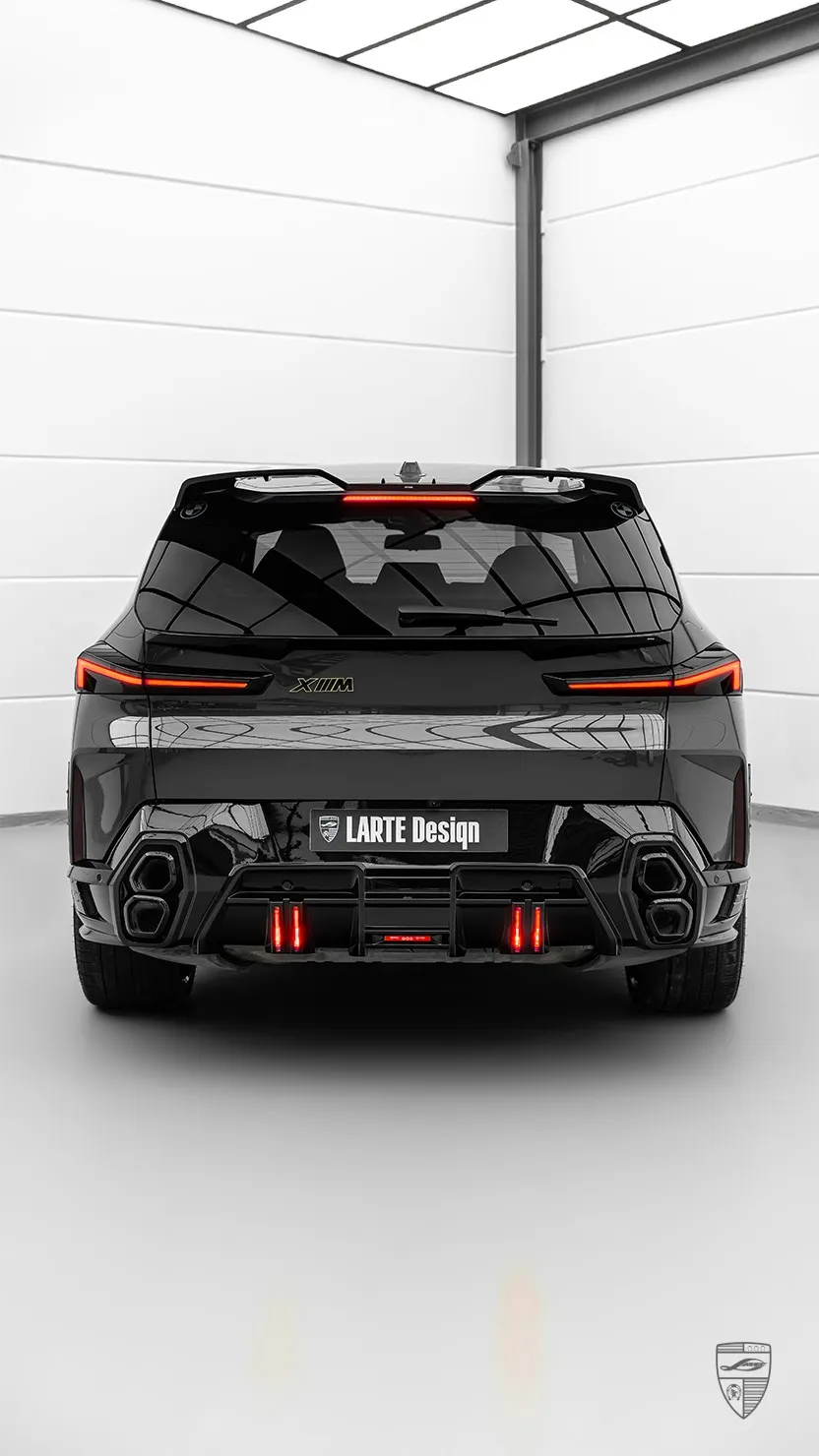 Schwarzer BMW XM G09 Heckansicht mit Carbon-Bodykit von Larte Design