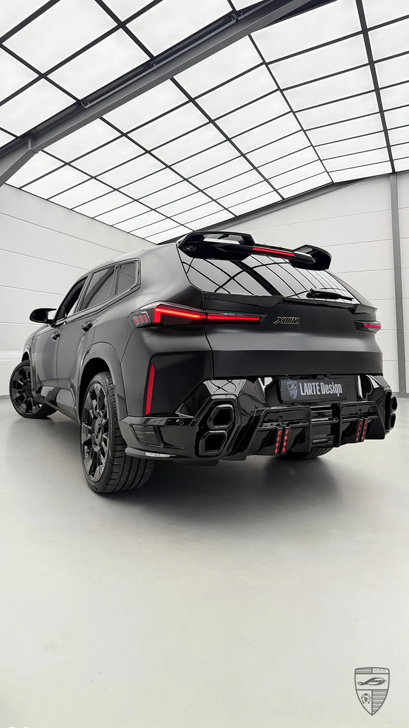 BMW XM Heckansicht mit modifiziertem Exterieur und markantem Design