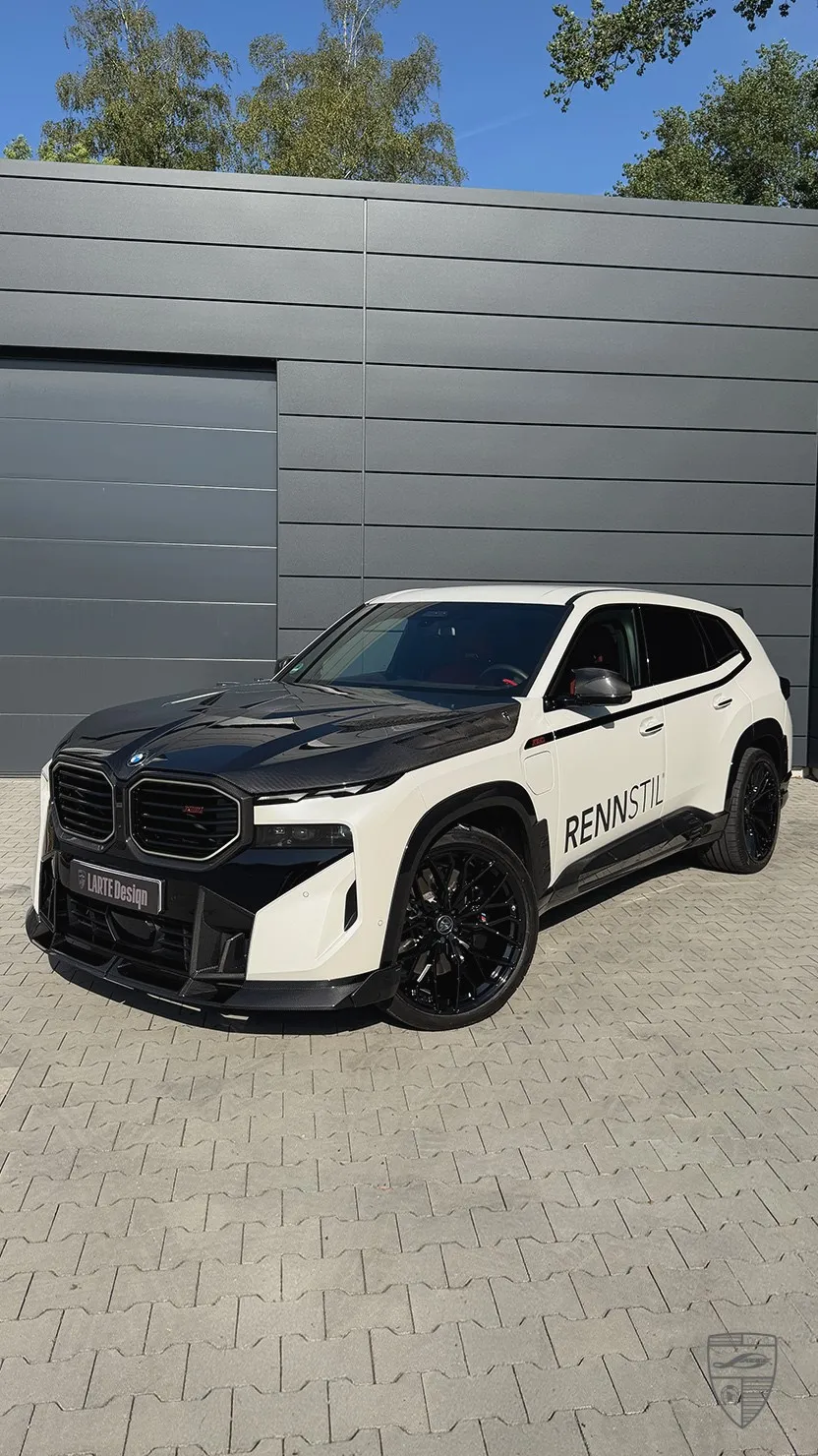 BMW XM in Weiß mit schwarzen Exterieur-Elementen und individuellem Luxus-SUV-Styling