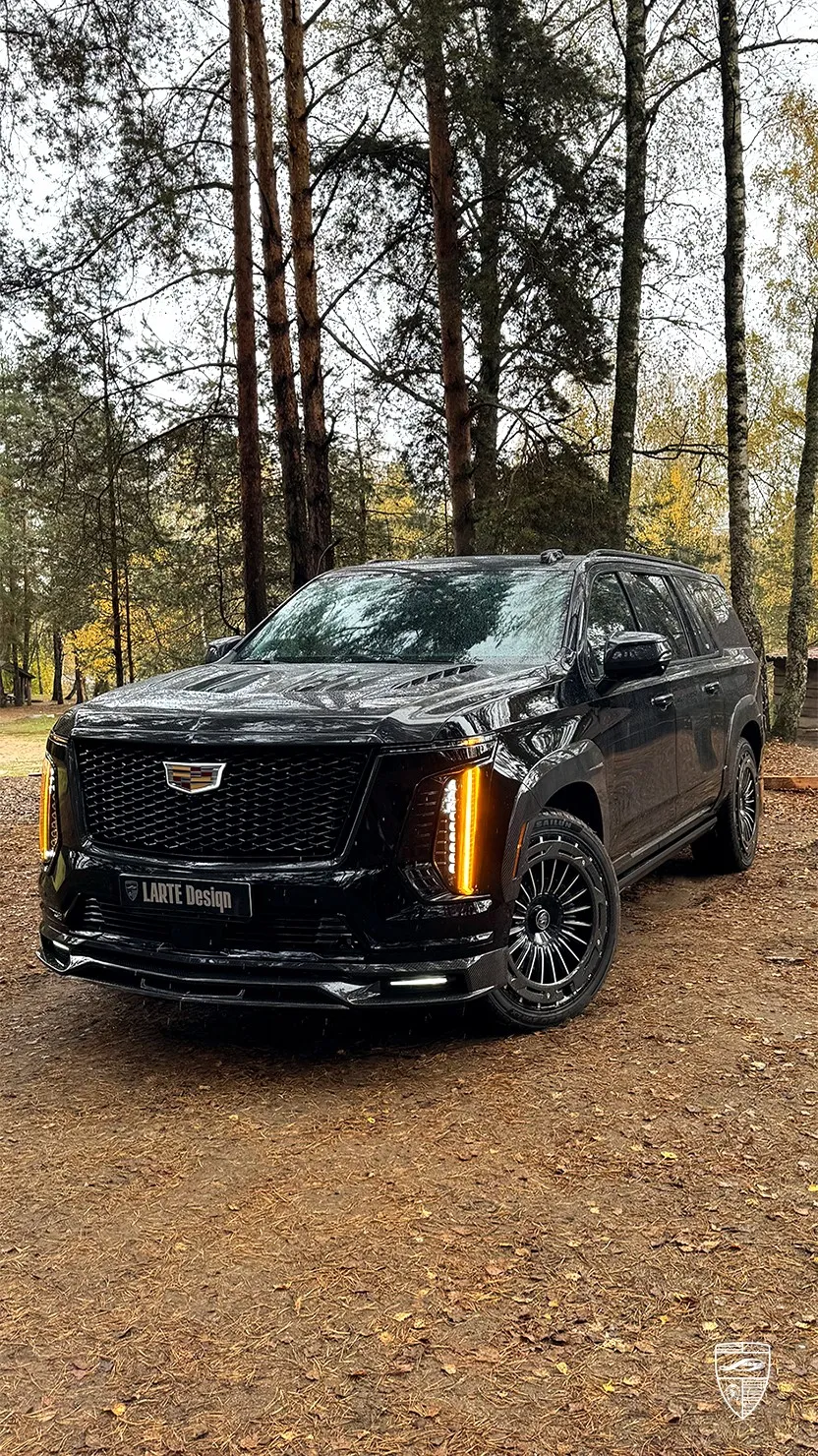 Schwarzer Cadillac Escalade mit Widebody-Kit von Larte Design