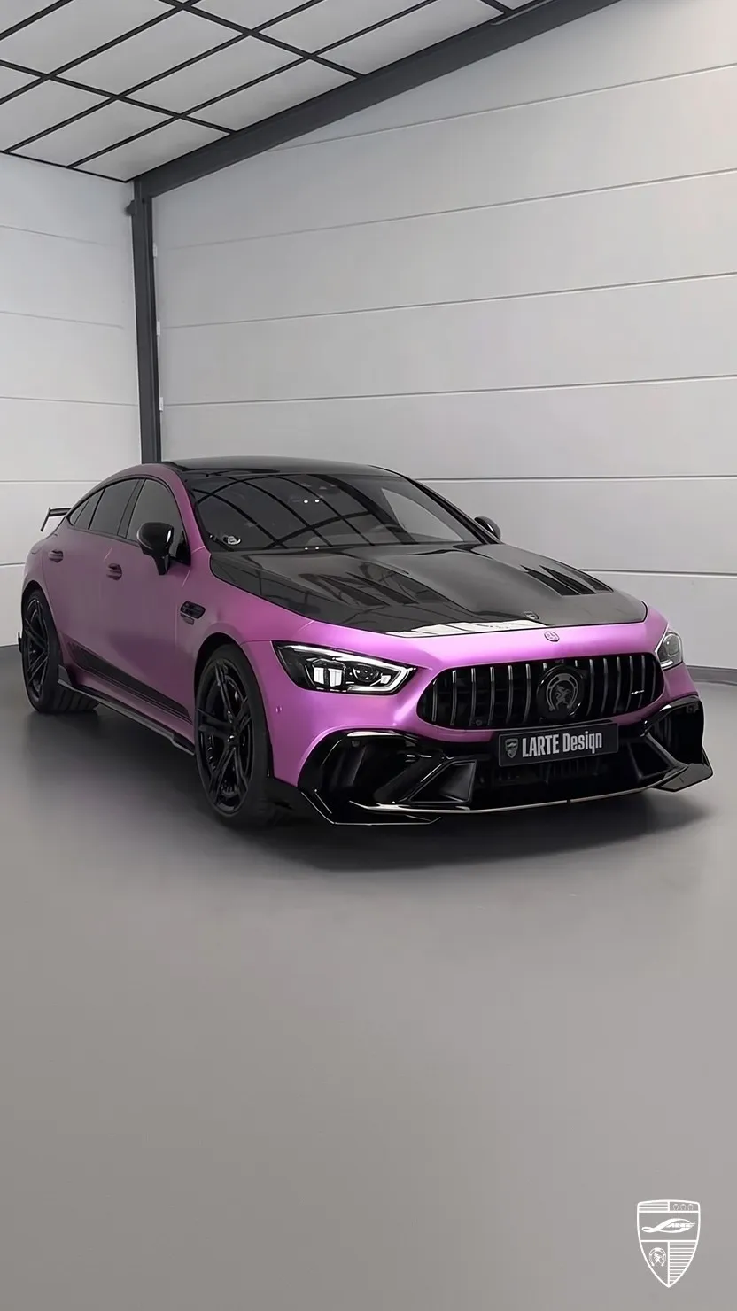 Mercedes AMG GT 4-Türer in Violett mit individuellem Coupé Design