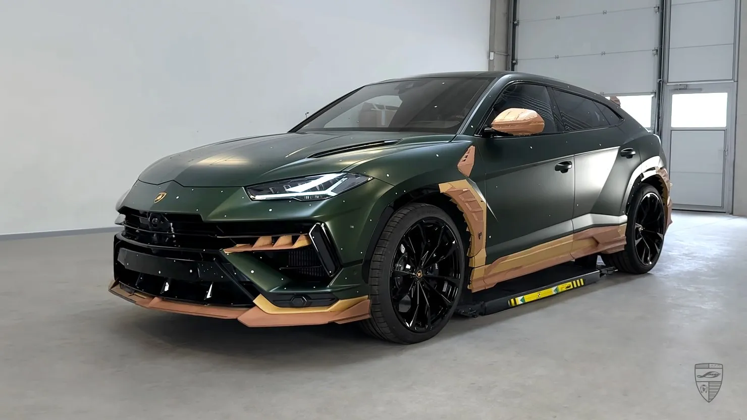 Lamborghini Urus Frontansicht mit Carbon-Bodykit-Details von Larte Design