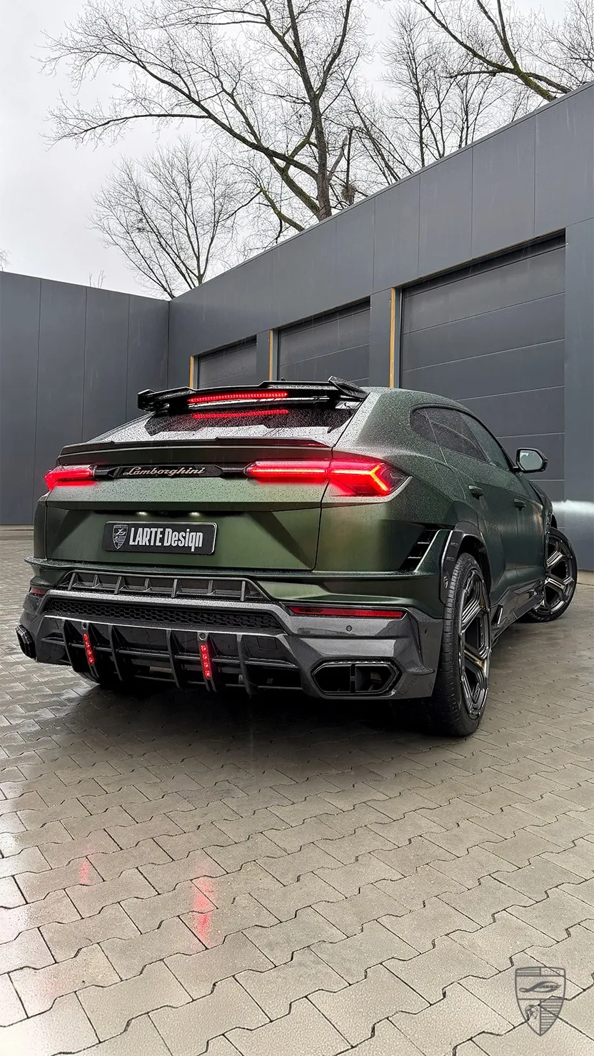 Heckansicht des Urus Performante mit Carbon‑Karosserie‑Upgrade von Larte Design