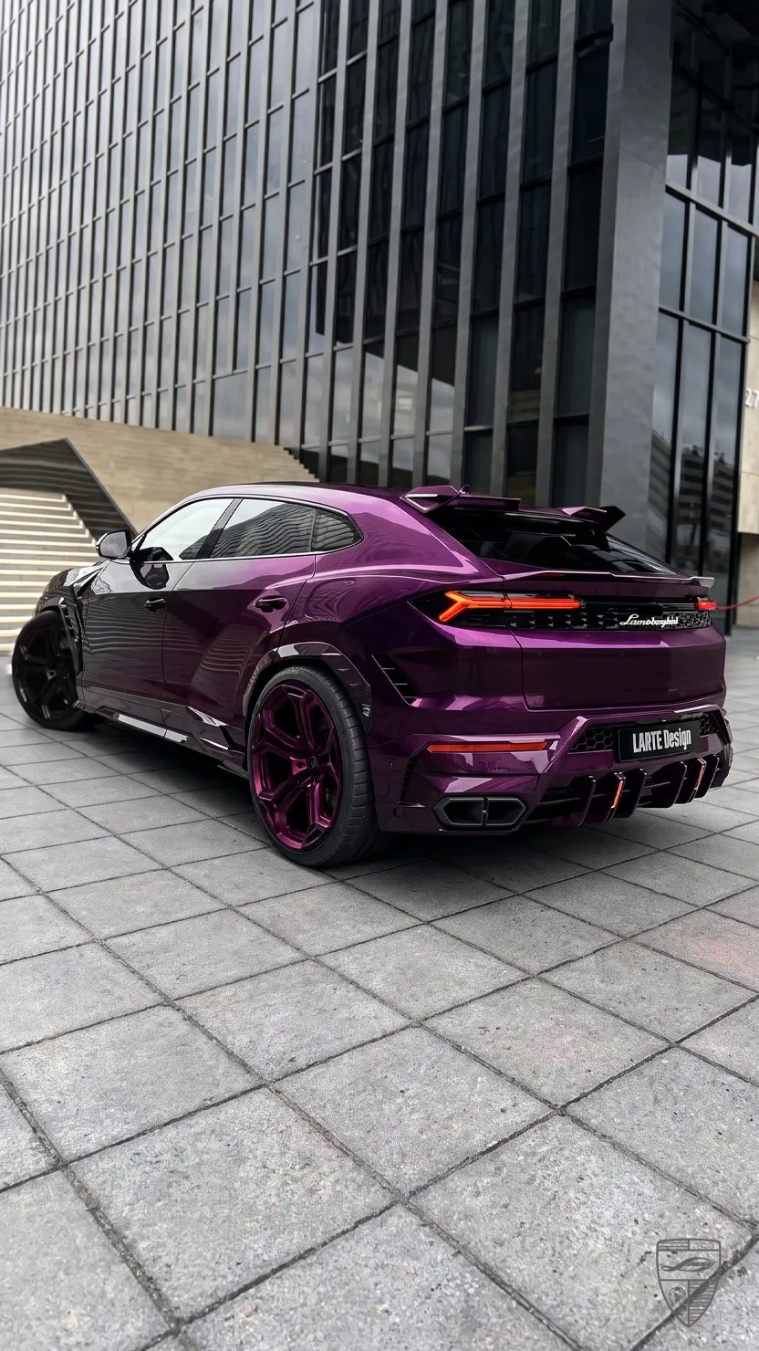 Lamborghini Urus SE in Violett mit individuellem Exterieur-Styling und markantem SUV-Design