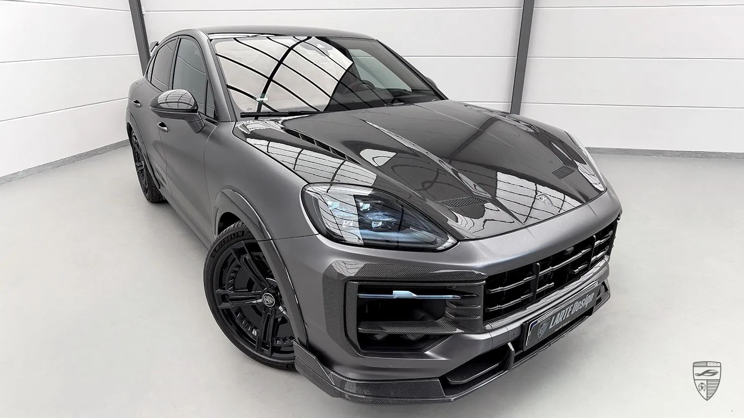 Porsche Cayenne Coupé mit Carbon-Motorhaube und Bodykit von Larte Design