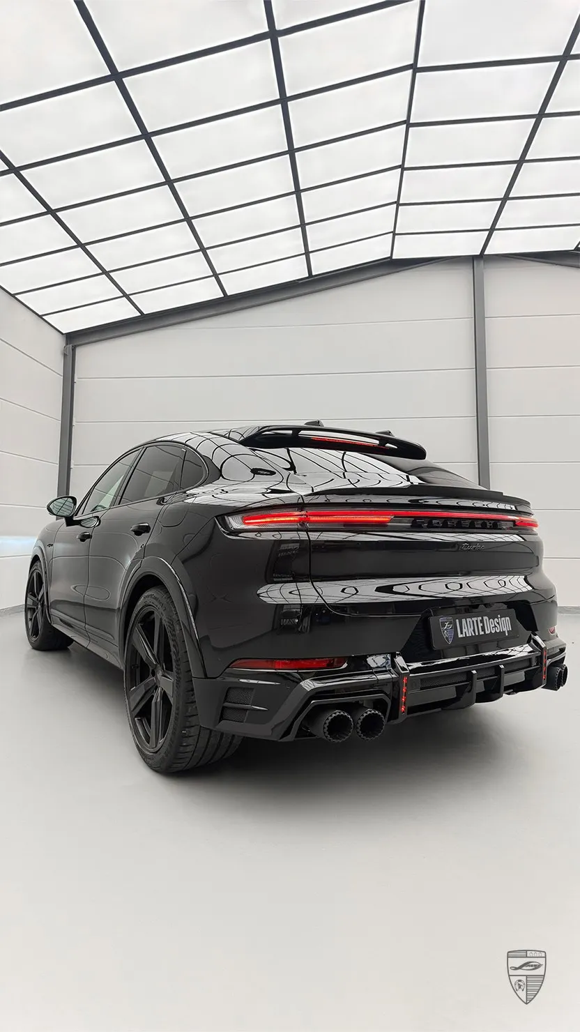 Porsche Cayenne Coupé E-Hybrid Turbo Heckansicht mit Bodykit von Larte Design