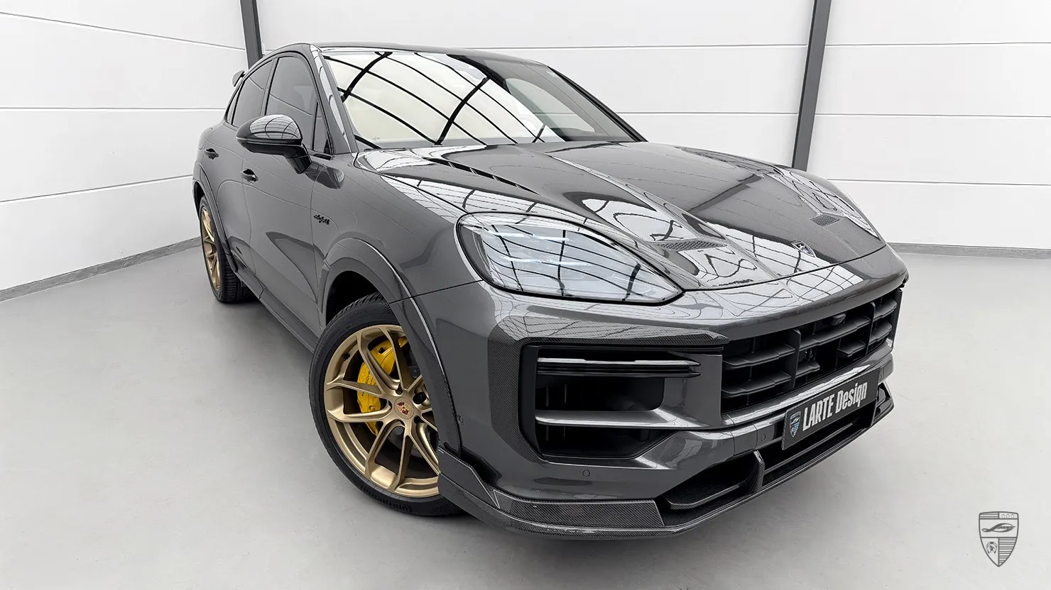 Porsche Cayenne S Coupe Frontansicht mit Widebody-Kit und goldenen Felgen von Larte Design