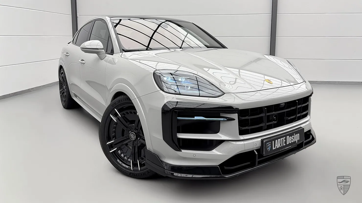 Porsche Cayenne S Coupe Frontansicht mit Bodykit und schwarzen Felgen von Larte Design