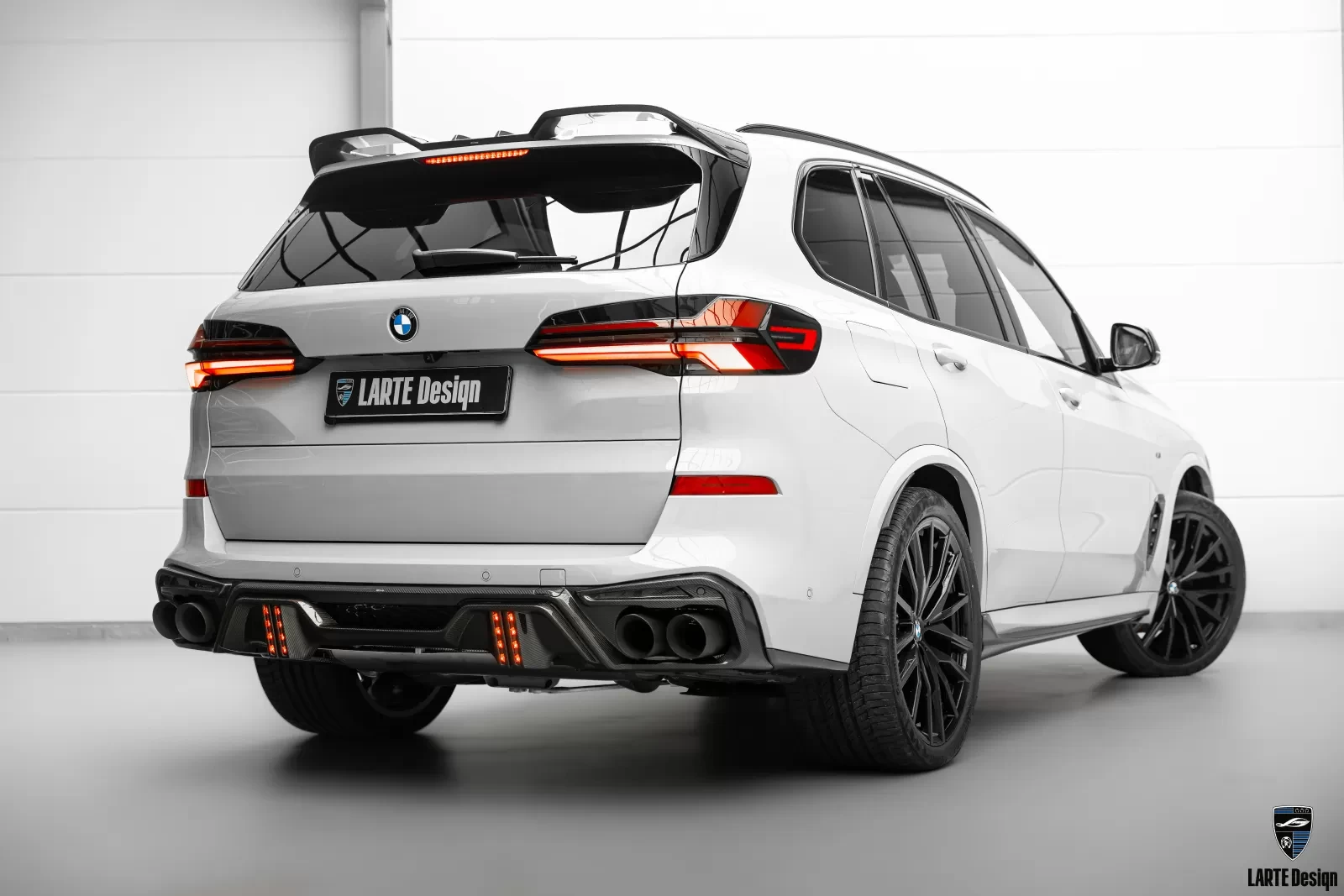 Vehicle Rear bumper with diffuser for BMW X5 G05 LCI Facelift 2023 - to present